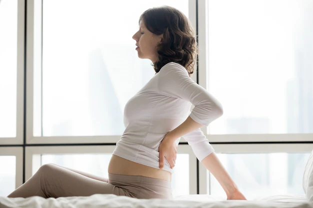 Hamilelikte kaburga ağrısı: belirtileri, nedenleri ve nasıl giderileceği